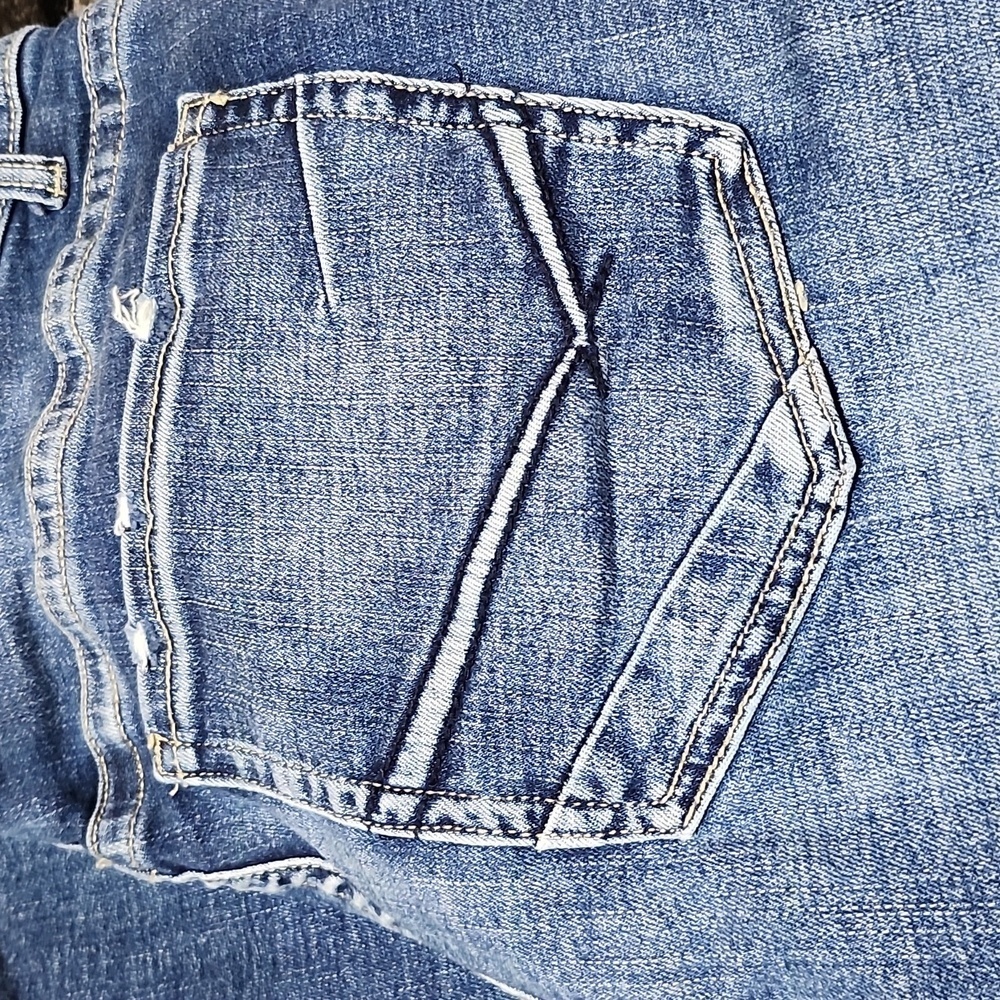BKE PAYTON EMBROIDERED DISTRESSED UNIVERSAL FIT MID-RISE CROPPED DENIM J… - Picture 2 of 13
